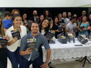 Professor e ex-aluna do Campus Santa Teresa participam de elaboração de livro
